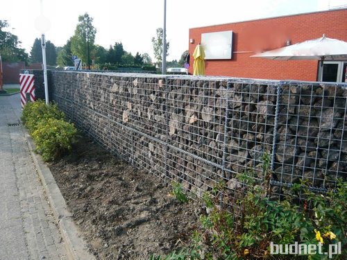 gabion wypełniony kamieniem bazaltowym